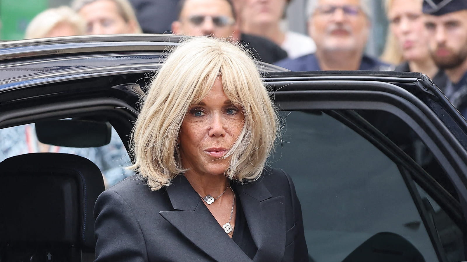 Brigitte Macron porte l'un de ses pantalons fétiches pour les funérailles de Thierry Ardisson, Kate Middleton dévoile son chapeau chouchou de l'été