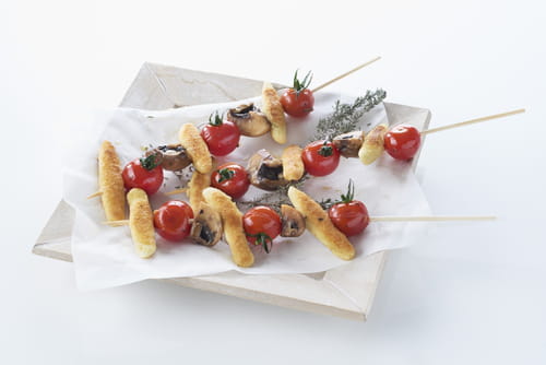 Brochettes de mini quenelles aux tomates cerises et champignons