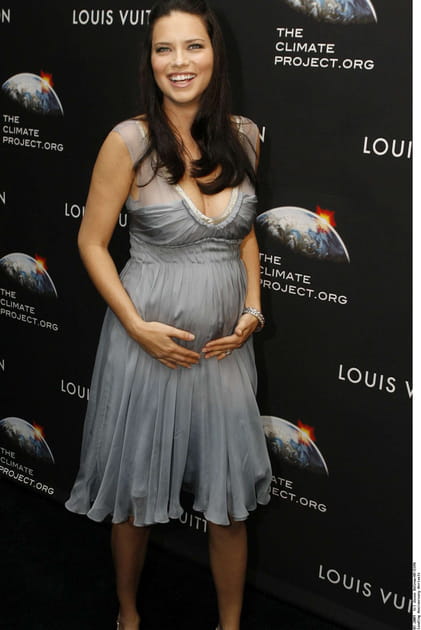 Adriana Lima en robe courte grise