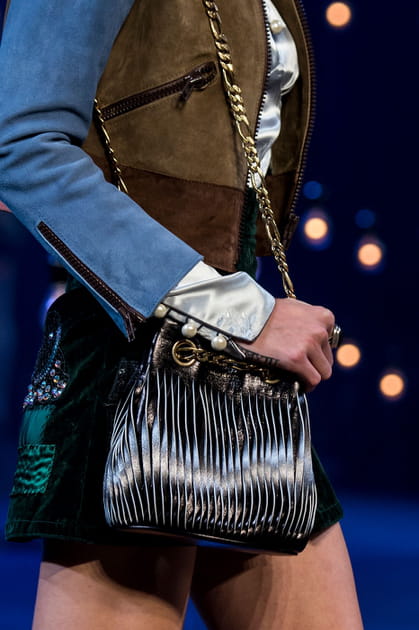 Le sac en cuir argent&eacute; lac&eacute;r&eacute; du d&eacute;fil&eacute; Marc Jacobs