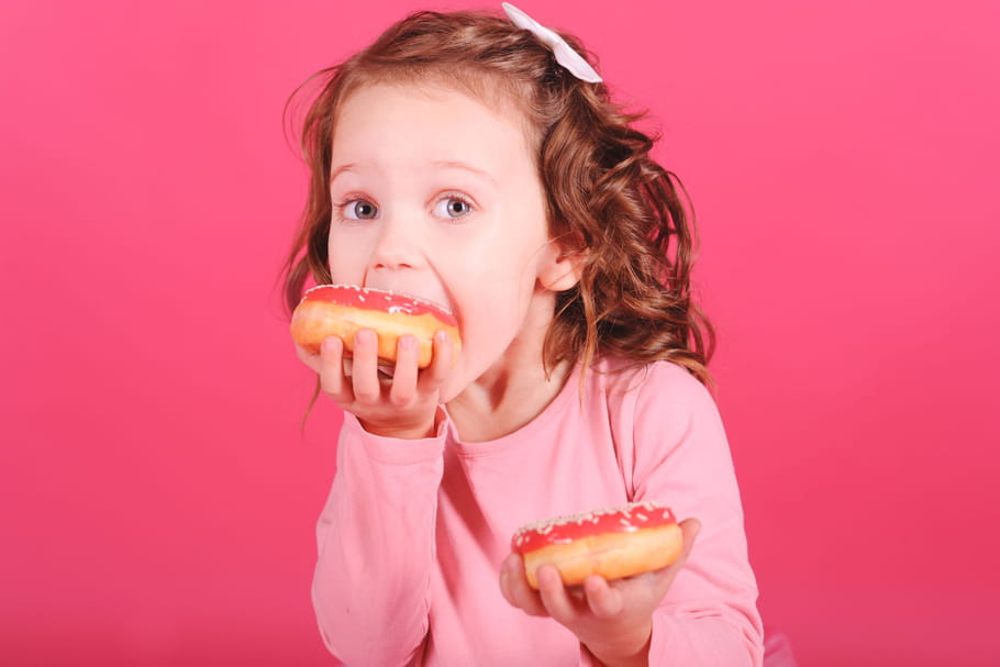 Les enfants mangent trop de sucres : les aliments à bannir