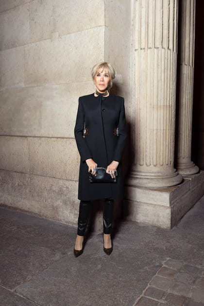 Brigitte Macron en manteau longueur trois-quarts et pantalon noir