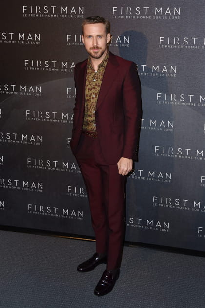 Ryan Gosling en costume bordeaux