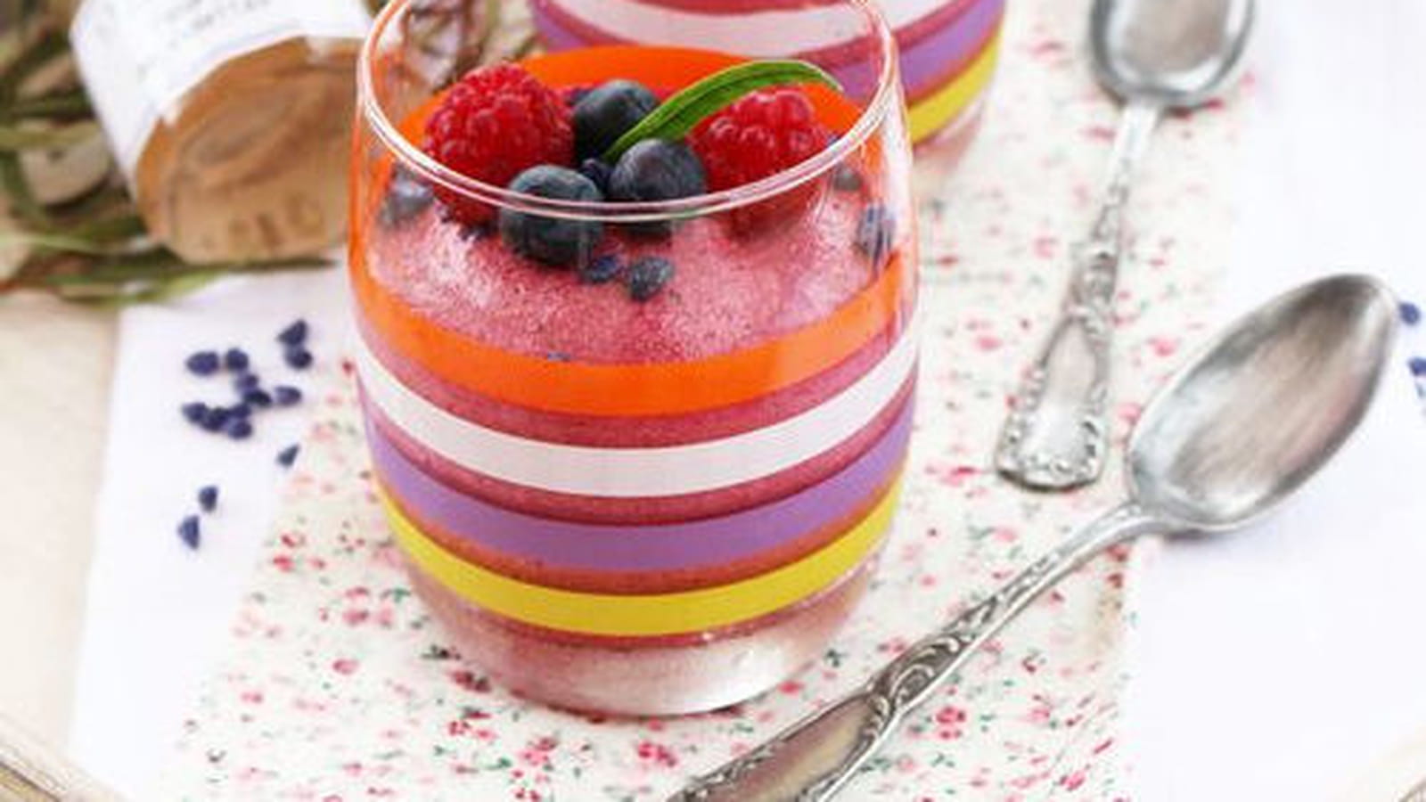 Mousses aux myrtilles, framboises et fleurs de violette