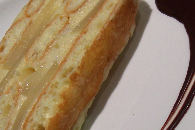 Charlotte aux poires à la crème d'amandes et crème anglaise