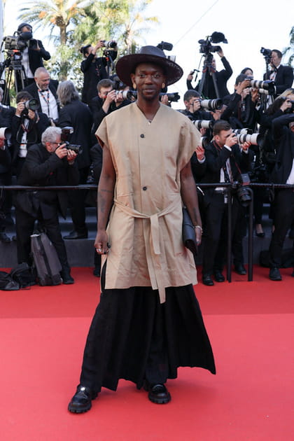 Baloji en chapeau noir, tunique ceintur&eacute;e et jupe noire