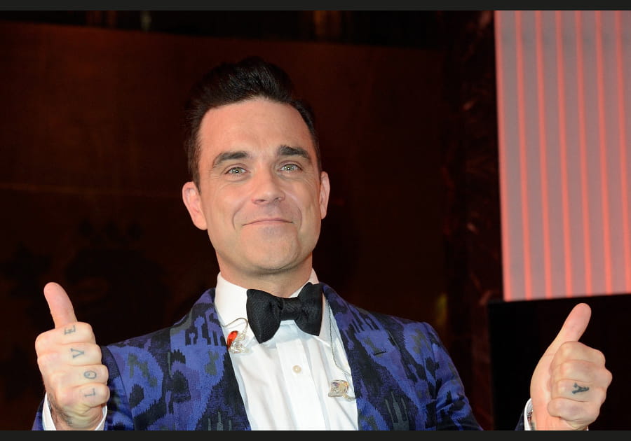 Les cheveux noirs de Robbie Williams