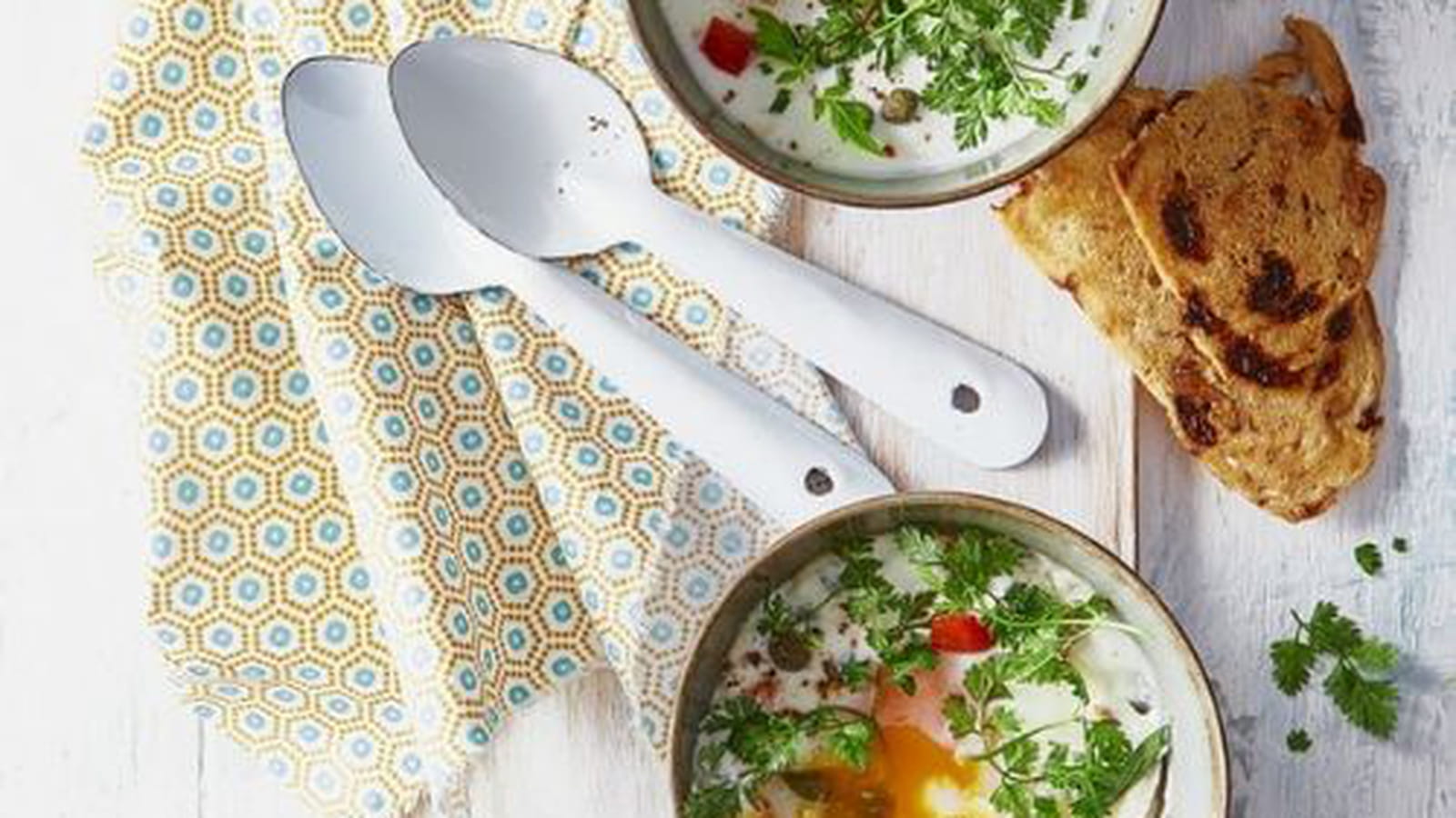 Œufs cocotte à la crème fraîche de chèvre, tomates confites et câpres