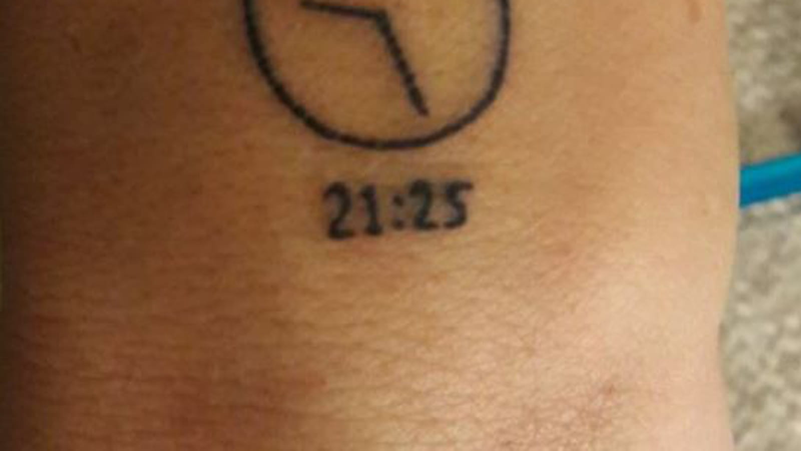 Horloge minimaliste sur le poignet
