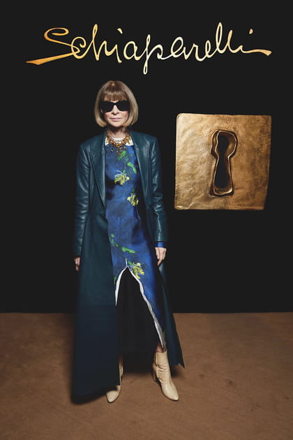 Anna Wintour en trench en cuir bleu et robe fleurie à fente au défilé Schiaparelli