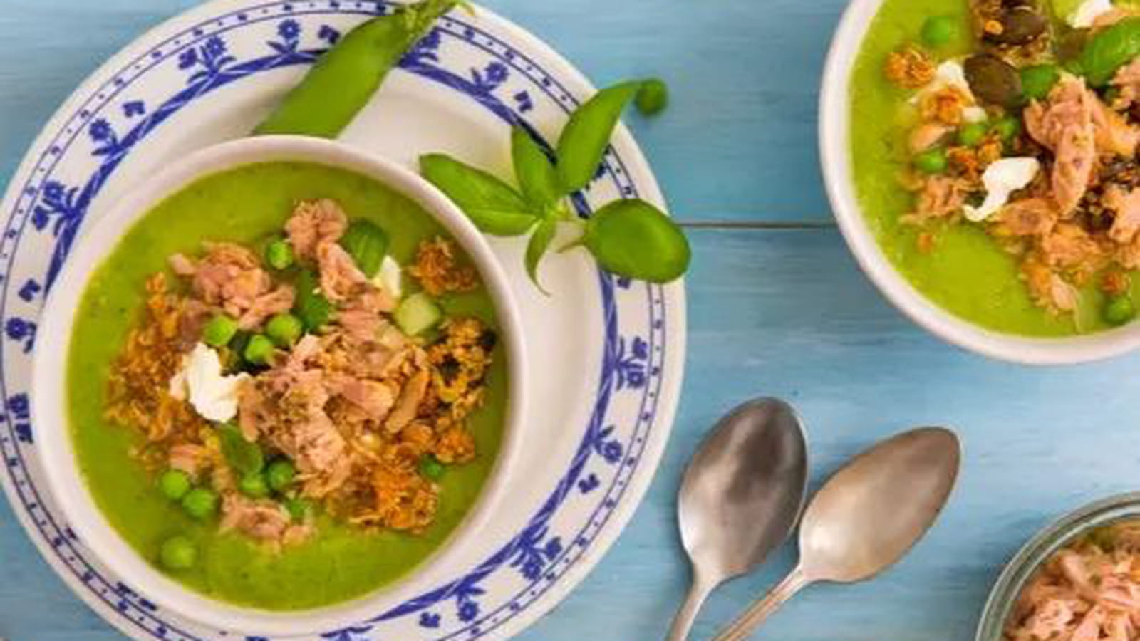 Gaspacho vert, émietté de thon au basilic et granola salé