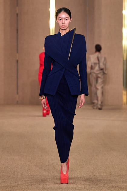 Veste graphique et longue jupe bleue aperçues sur le défilé Balmain