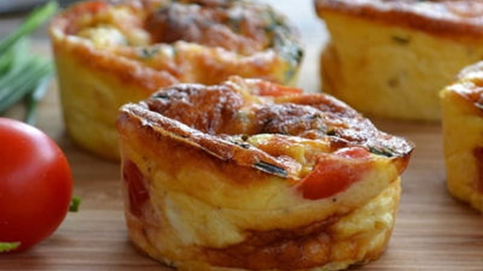 Mini-quiches au poulet, cheddar, tomates cerise et ciboulette