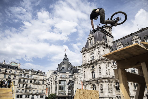 Le dimanche à bicyclette devant le BHV Marais