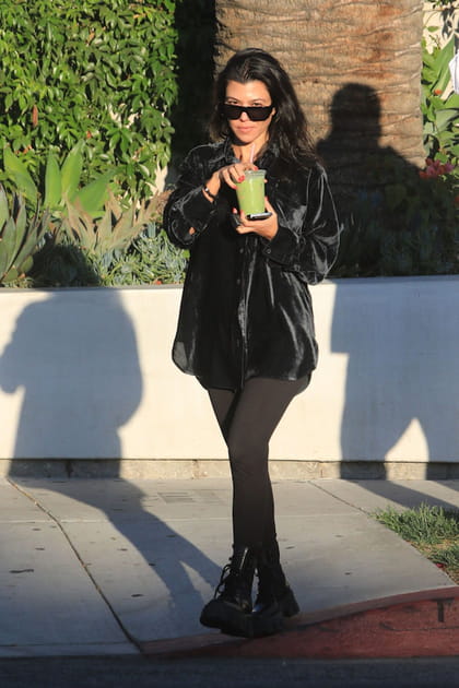 Kourtney Kardashian en chemise noire en velours