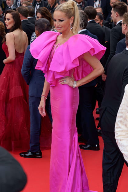 Adriana Karembeu en robe rose fuchsia à volants