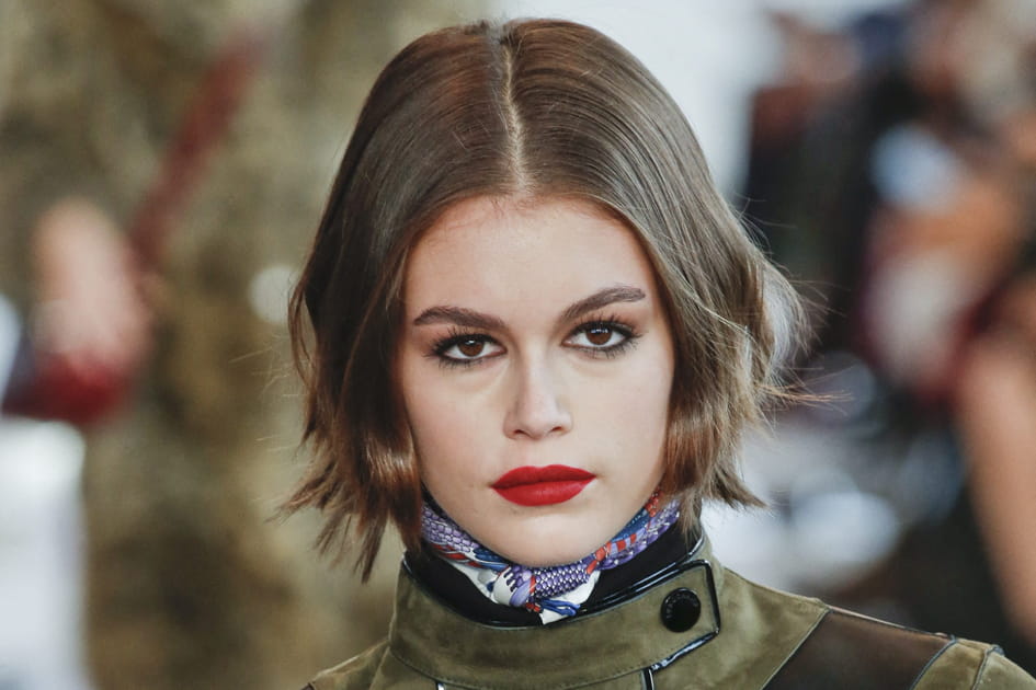 Le trait de crayon noir avec la bouche rouge pop