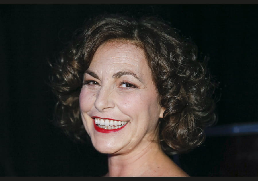 Le carr&eacute; boucl&eacute; de Lio