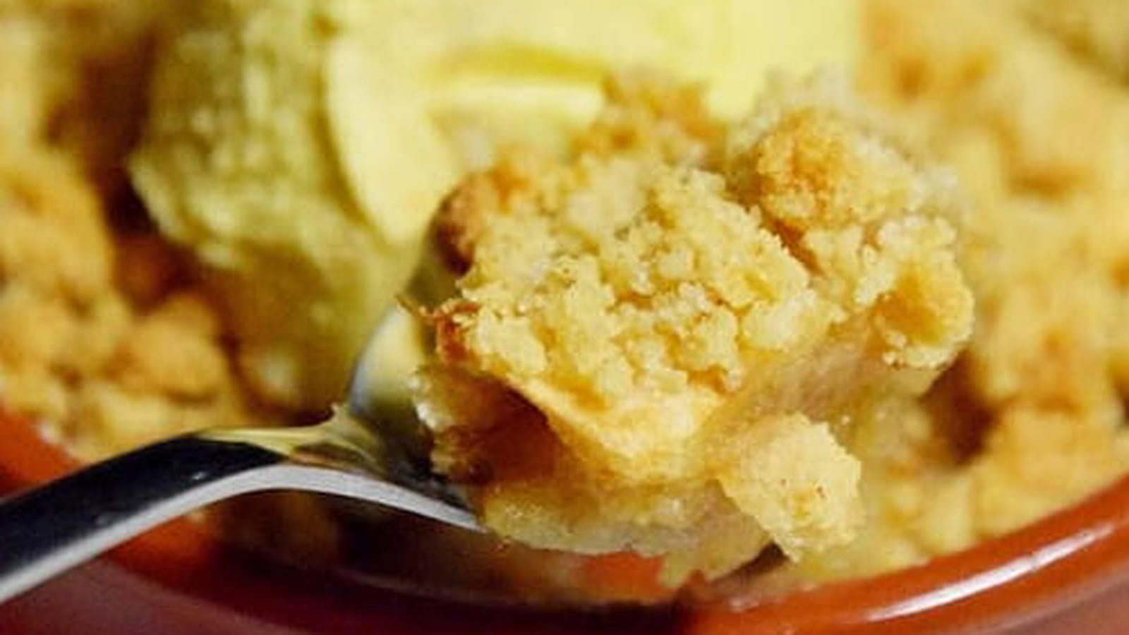Crumble aux pommes et sa boule de glace vanille