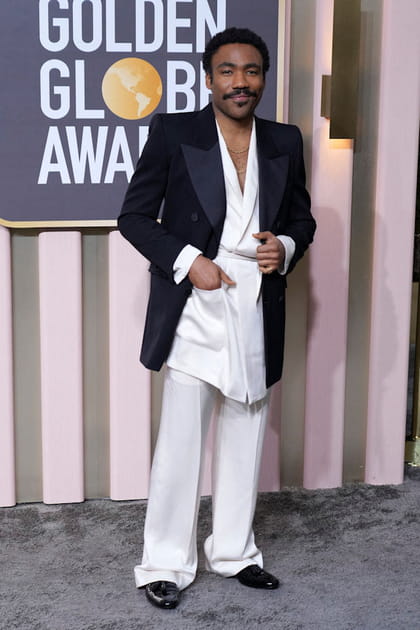 Donald Glover en ensemble Saint Laurent