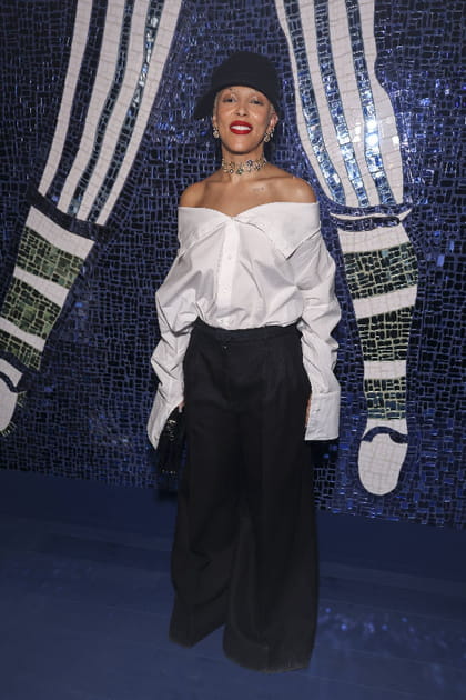 Doja Cat en chemise &agrave; encolure Bardot blanche et pantalon noir ample
