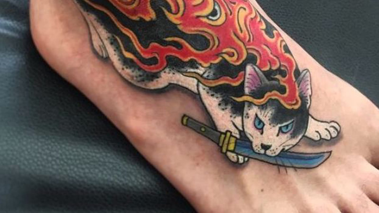 Bakeneko ou monstre-chat sur le pied