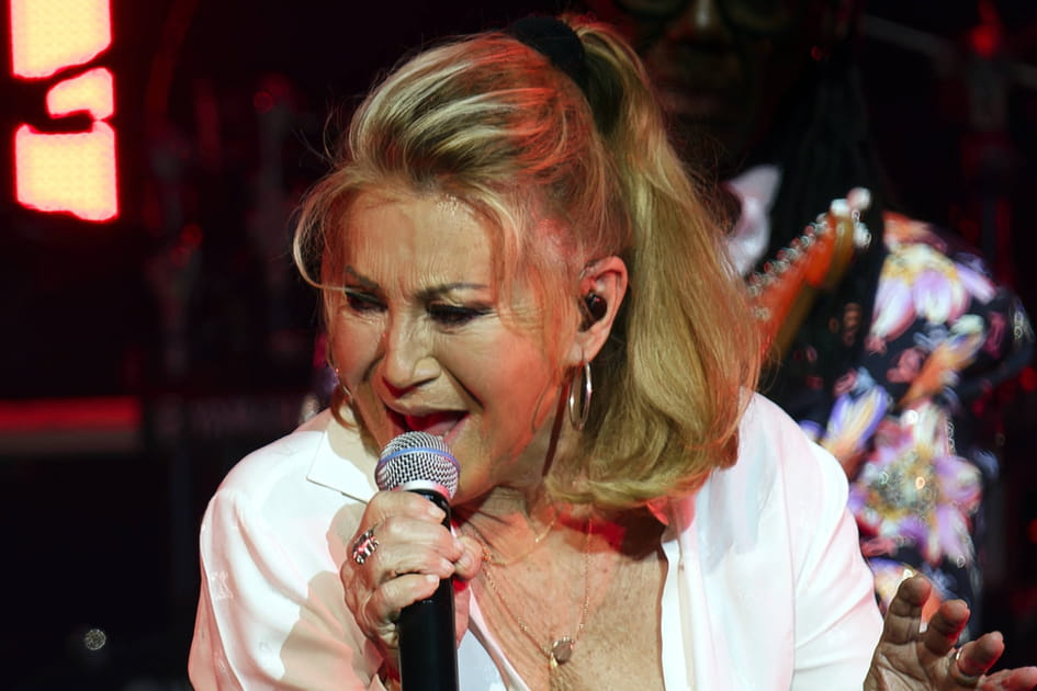 Sheila, attrayante avec sa queue-de-cheval simple