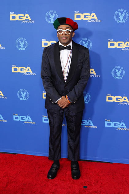 Spike Lee en smoking noir et béret tricolore