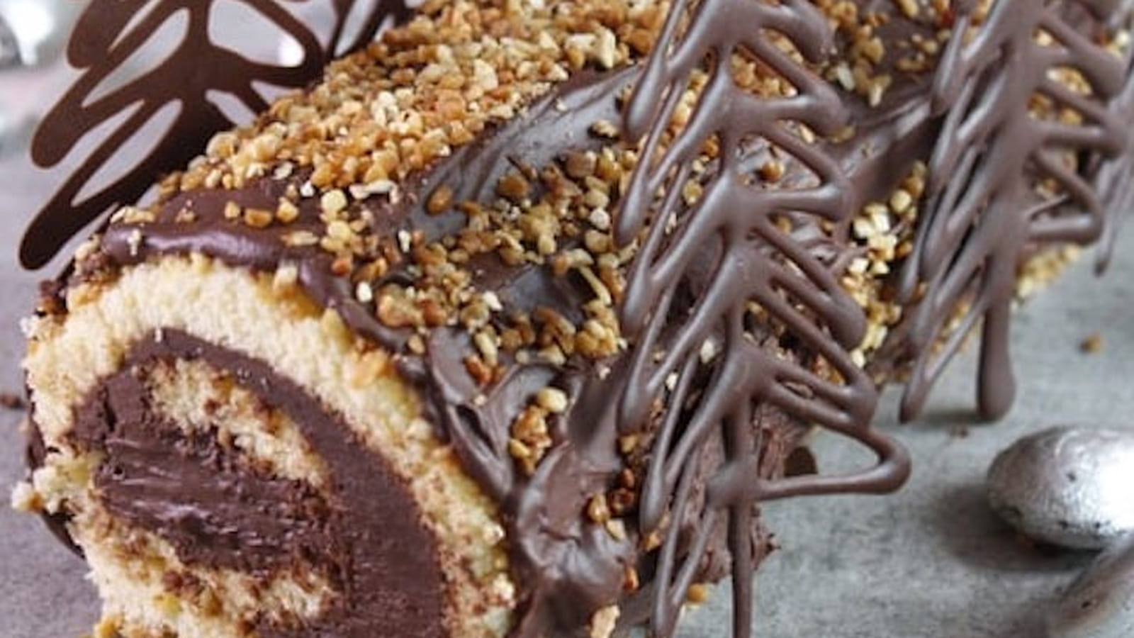 Bûche au chocolat noir, zestes d'orange et pralin
