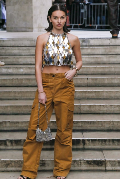 Thylane Blondeau en crop top à strass et pantalon baggy