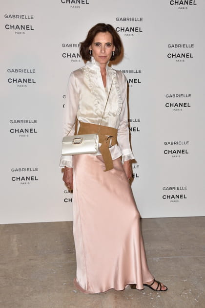 Ines de la Fressange en chemisier satiné et jupe rose pâle