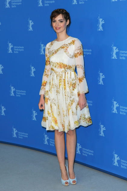 Louise Bourgoin en robe à motifs blanc et doré évasée