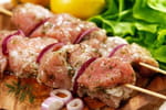 Tout le monde le jette, pourtant c'est le meilleur ingrédient pour attendrir la viande