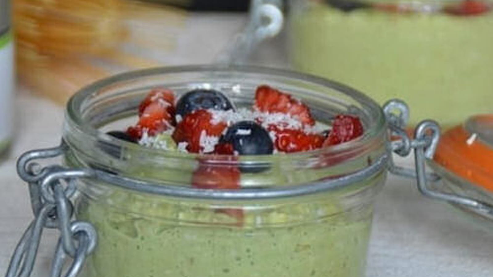 Porridge coco, matcha et fruits