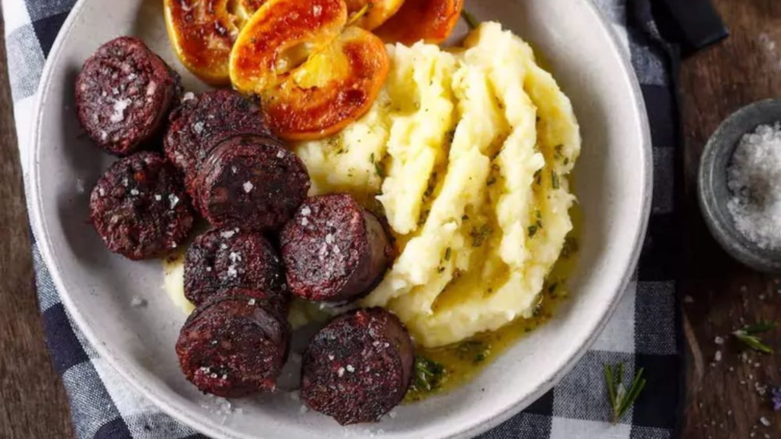 Boudin noir aux pommes accompagné de ses deux purées panais et pomme de terre