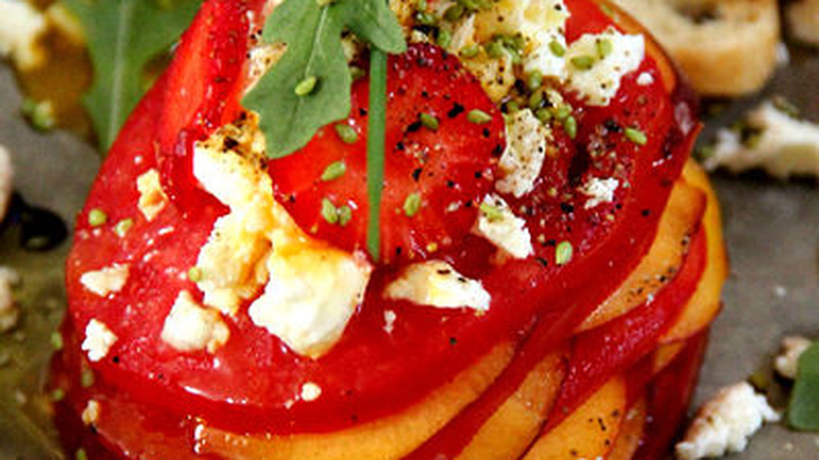 Mille-feuille de tomates, nectarines, fraises et feta