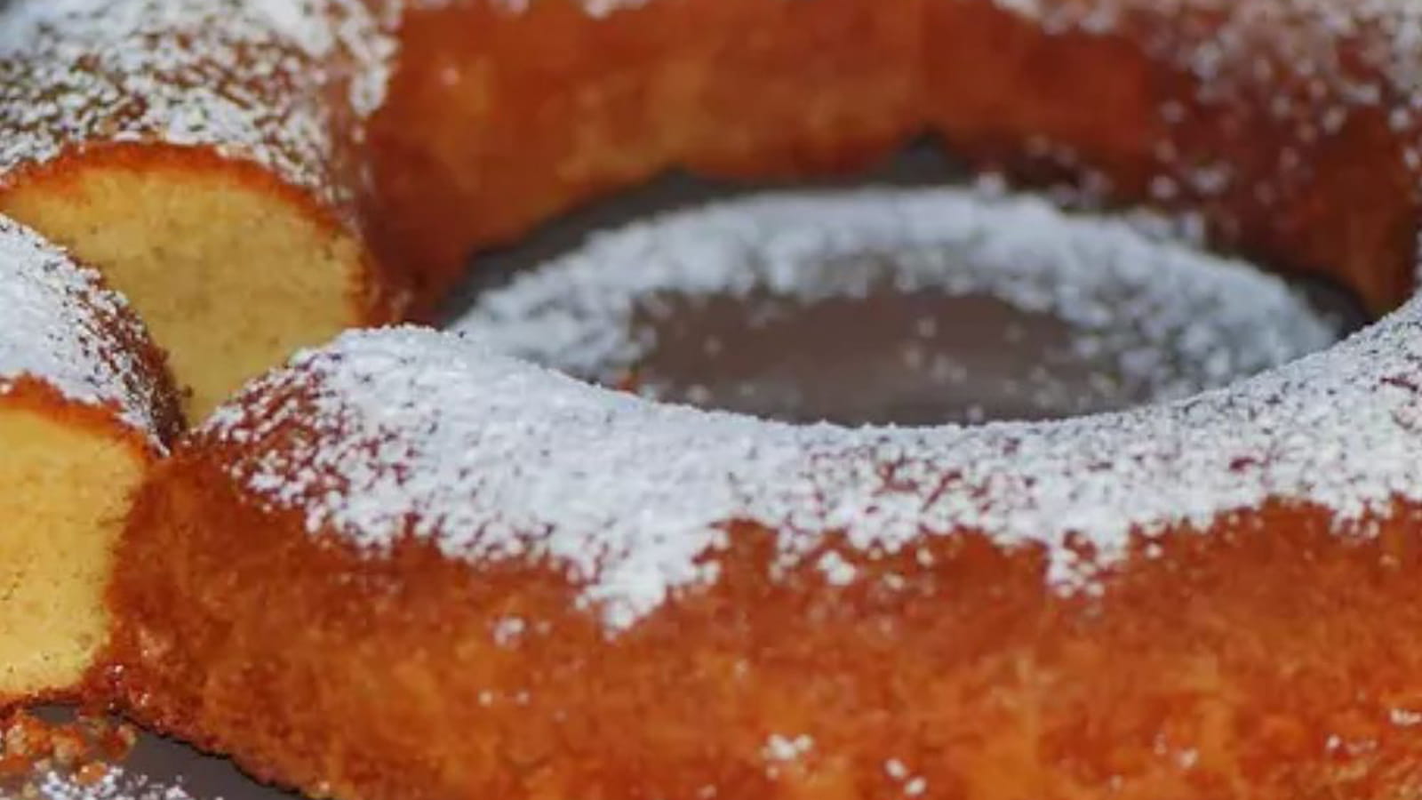 Couronne moelleuse de semoule à l'orange et amande