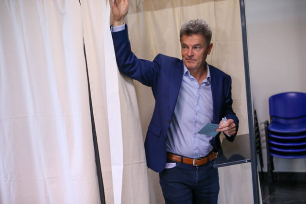 Fabien Roussel sort de l'isoloir