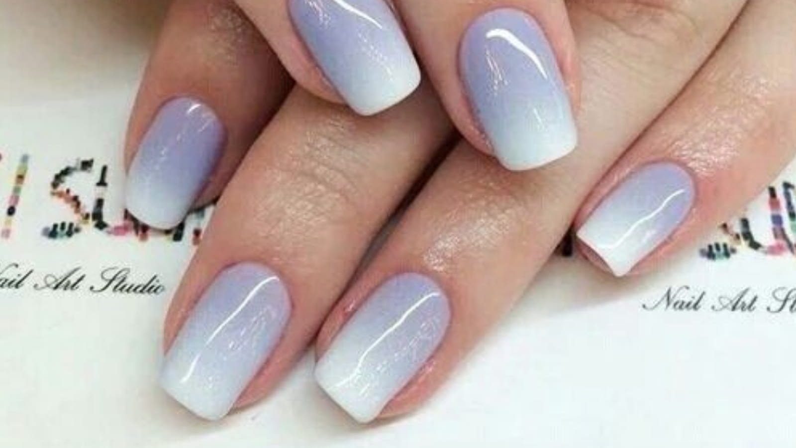 Des ongles Babyboomer bleus