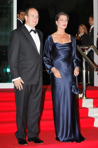 Caroline de Monaco en robe satin&eacute;e bleu marine