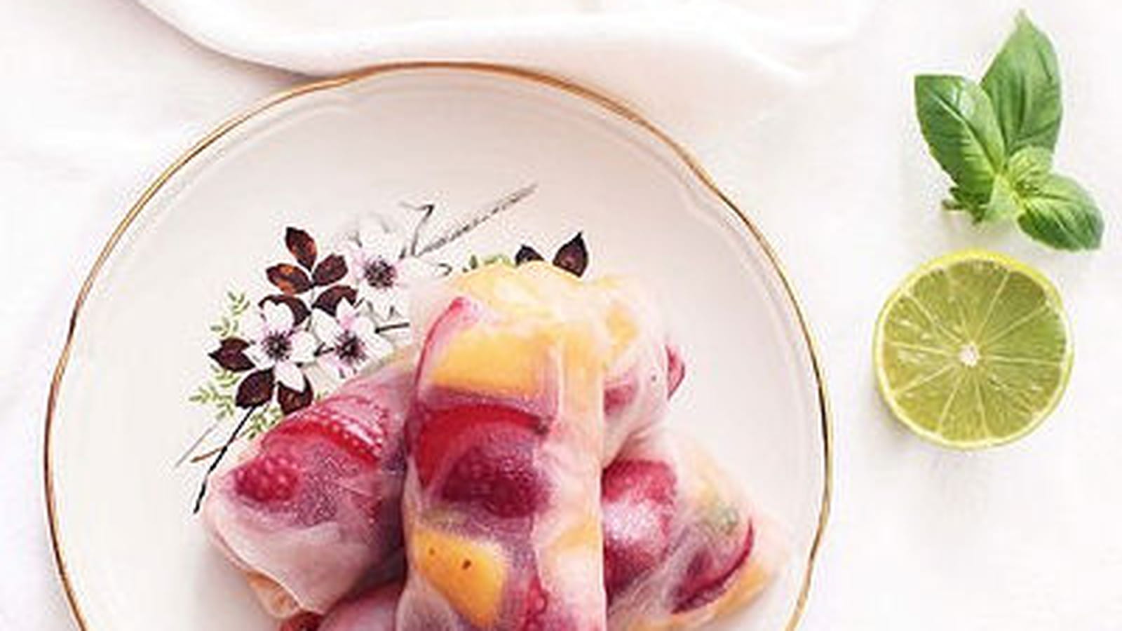 Rouleaux de printemps au melon, fraises et basilic