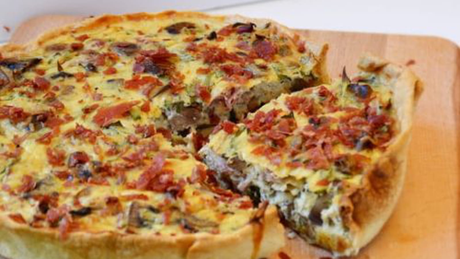 Tarte aux champignons, roquette et jambon italien