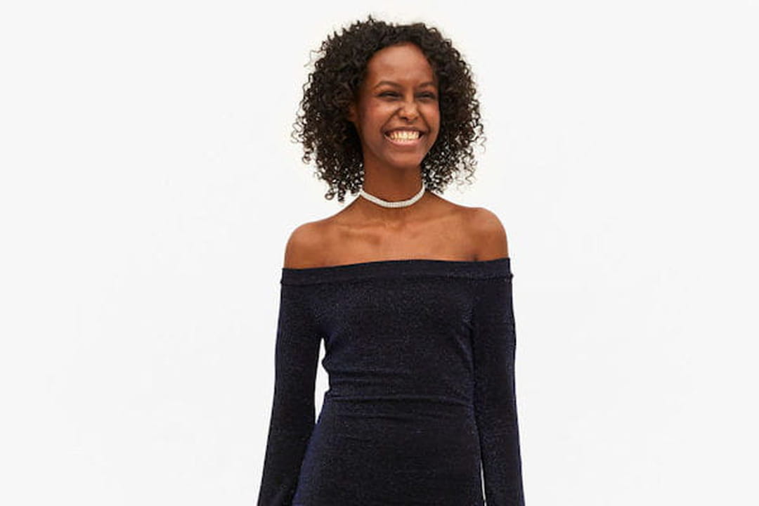 Mini-robe noire à paillettes et manches longues avec nœud découpé dans le dos main image 1