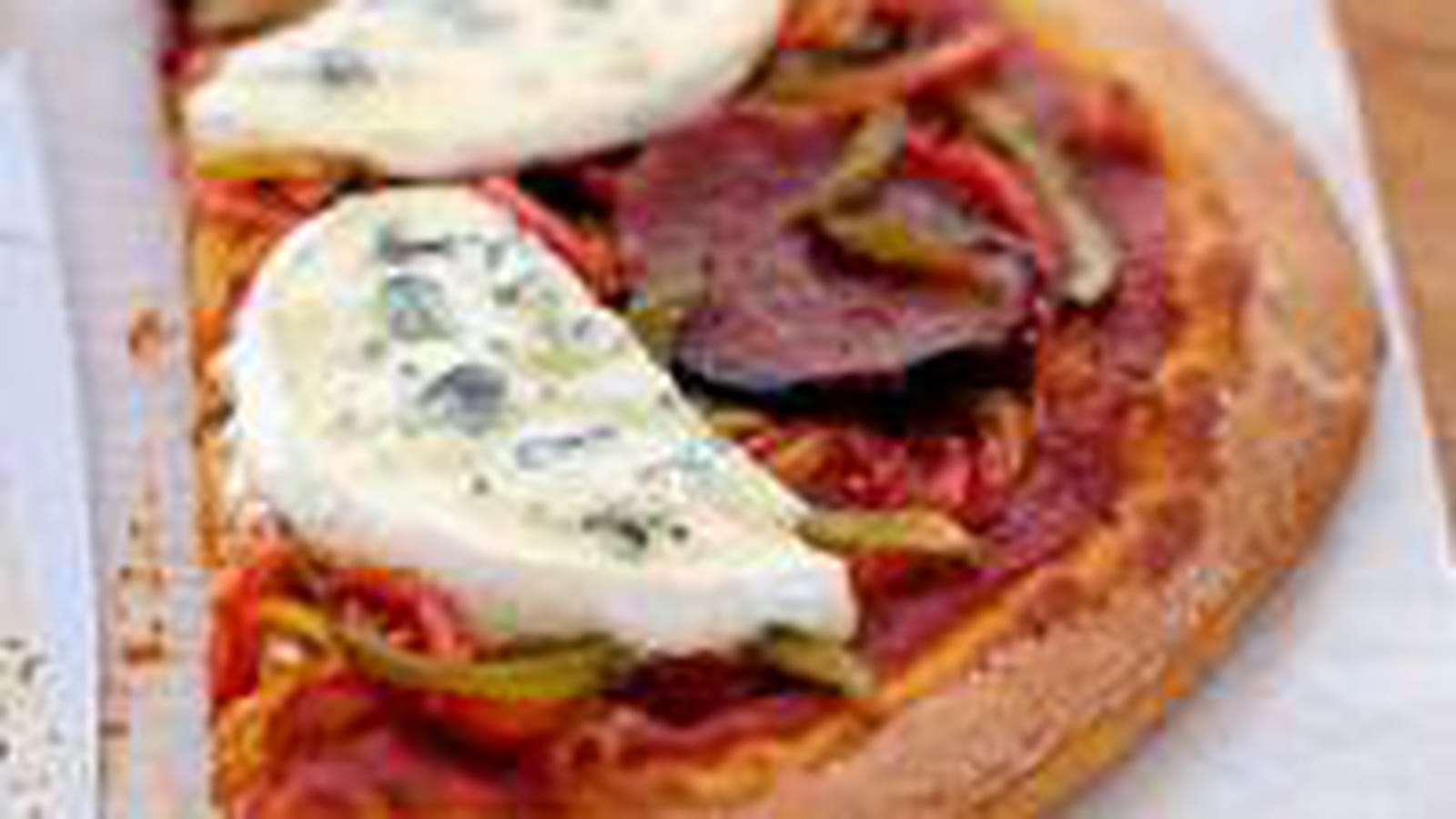 Pizza peppéroni au Bresse Bleu