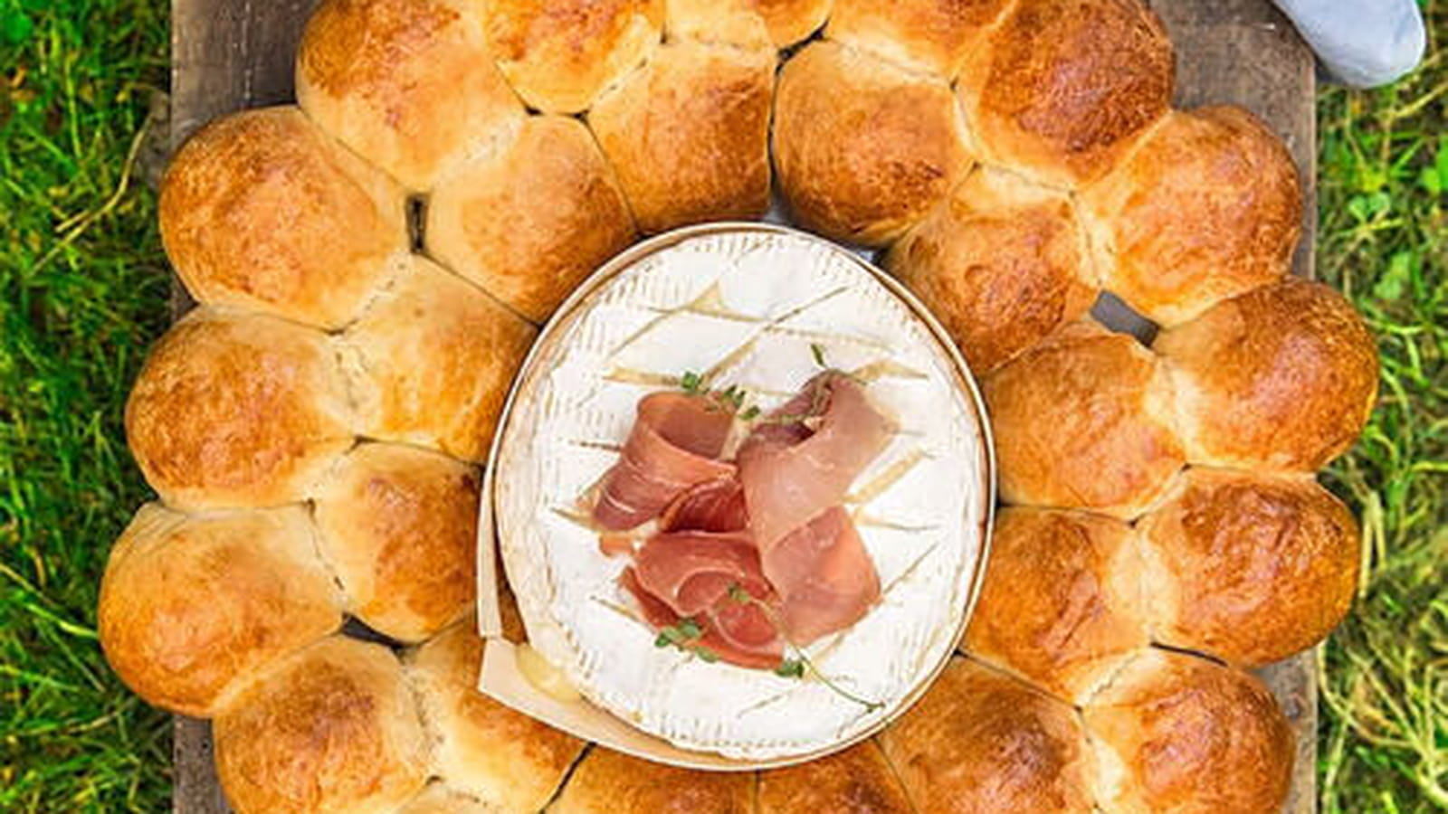 Brioche fourrée autour d’un fromage rôti et jambon cru Aoste