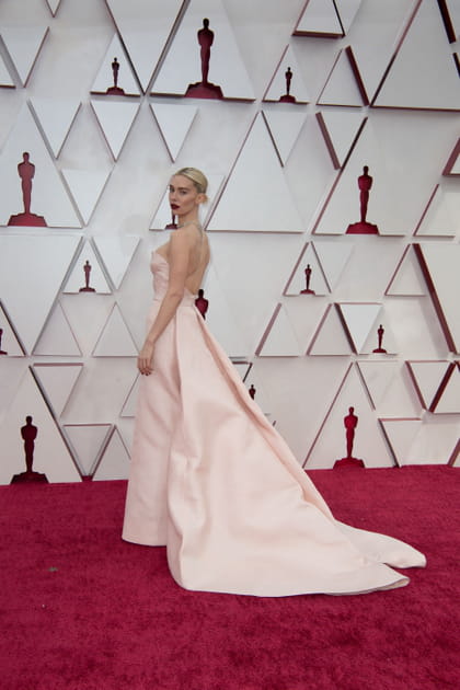 Vanessa Kirby en robe satinée Gucci
