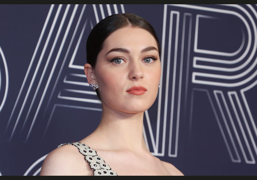 Le make-up chic d'Anamaria Vartolomei