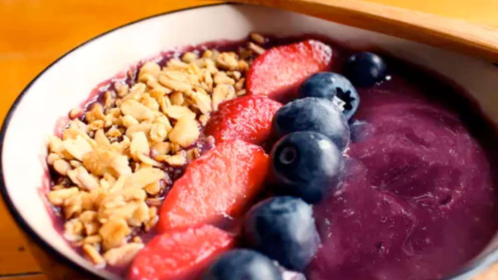 Acai bowl aux fruits rouges
