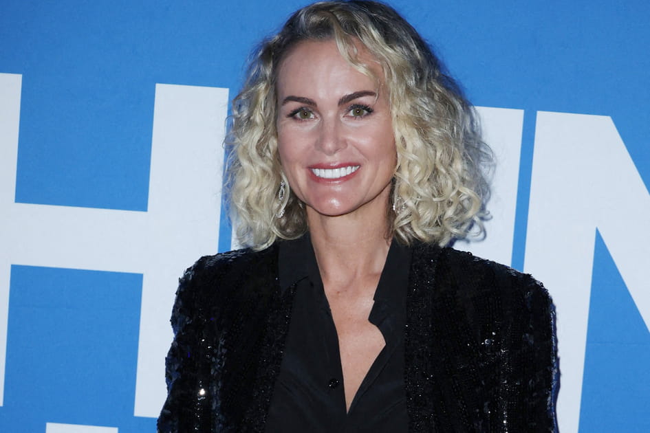 Laeticia Hallyday, jolie avec son carr&eacute; boucl&eacute;