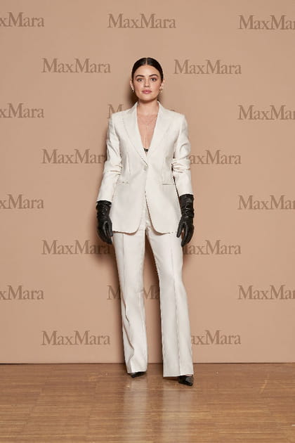 Lucy Hale en costume blanc et longs gants en cuir noirs